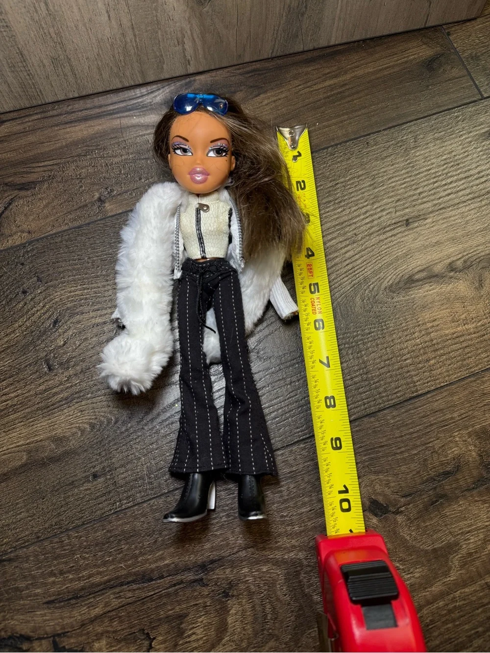 Bratz Vintage Wintertime Wonderland Yasmin Doll Outfit Accessories